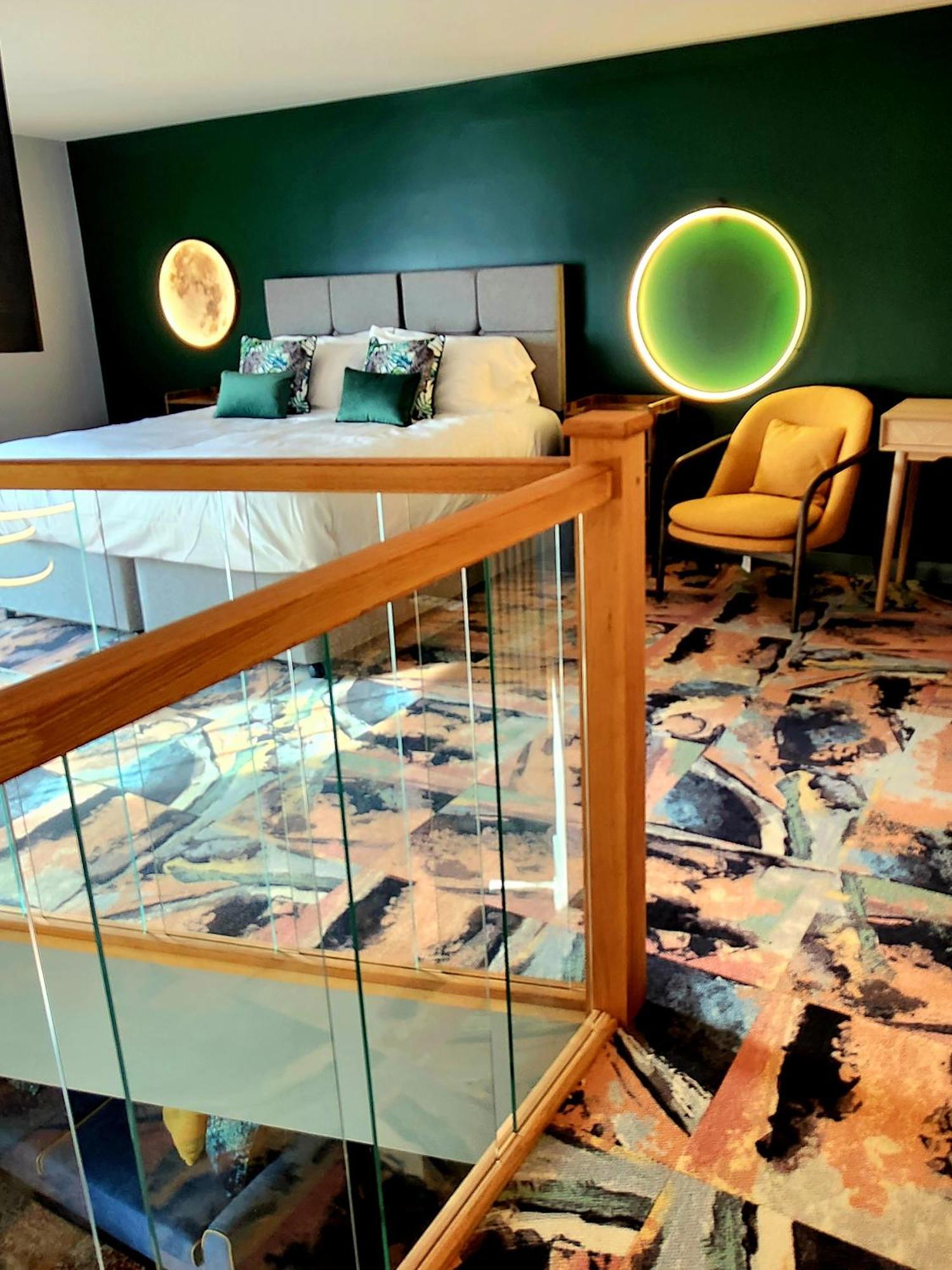 Pinnacle Hotel