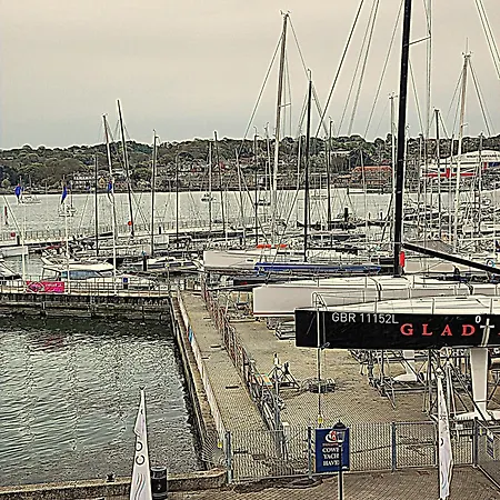Pinnacle Suites Hotel Cowes  Exterior photo